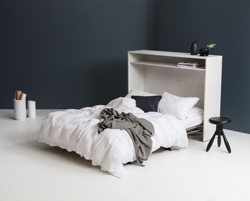 BedinBox utbäddad med fluffiga sängkläder i ljusa färger