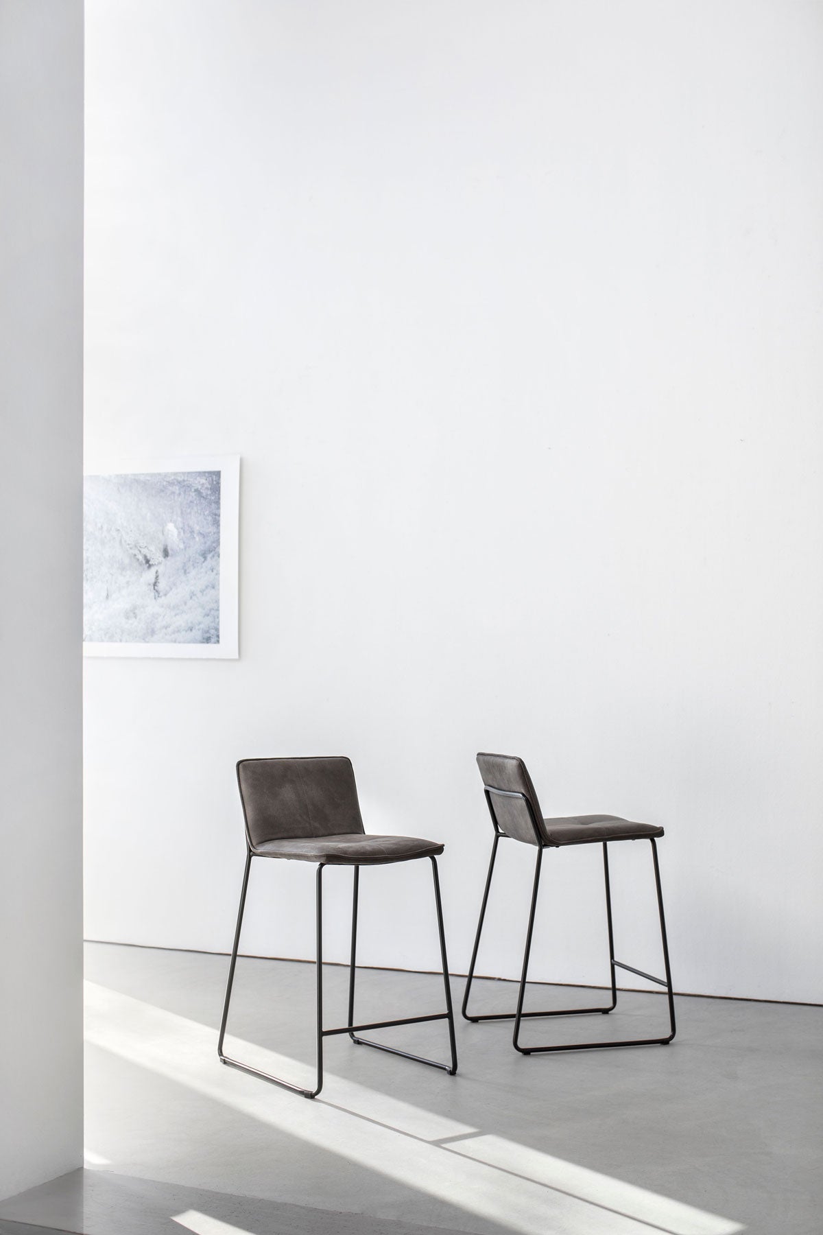 Elvis Barstol i tyget MF Nilla mörkgrå i ljust rum