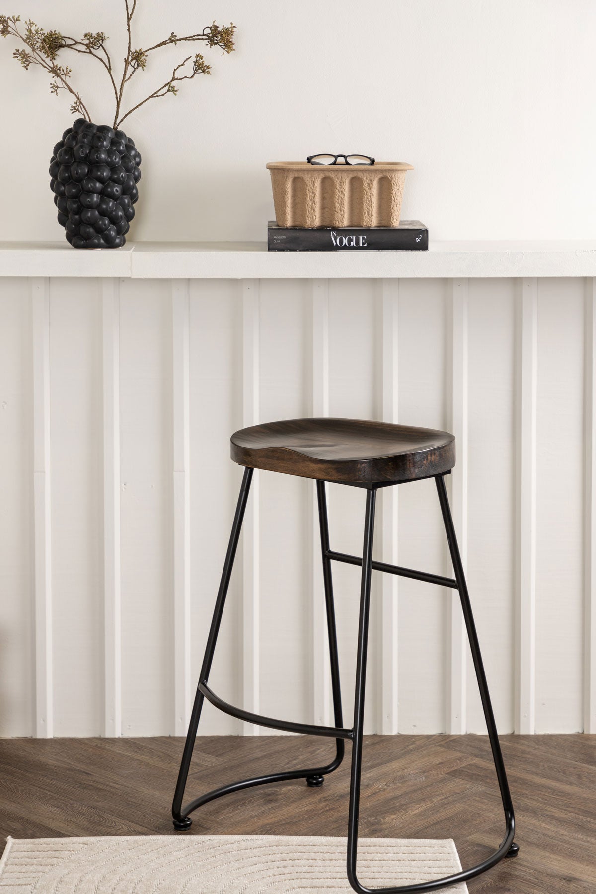 Ozark Barstol intill vit väggpanel med dekorativ vägglist