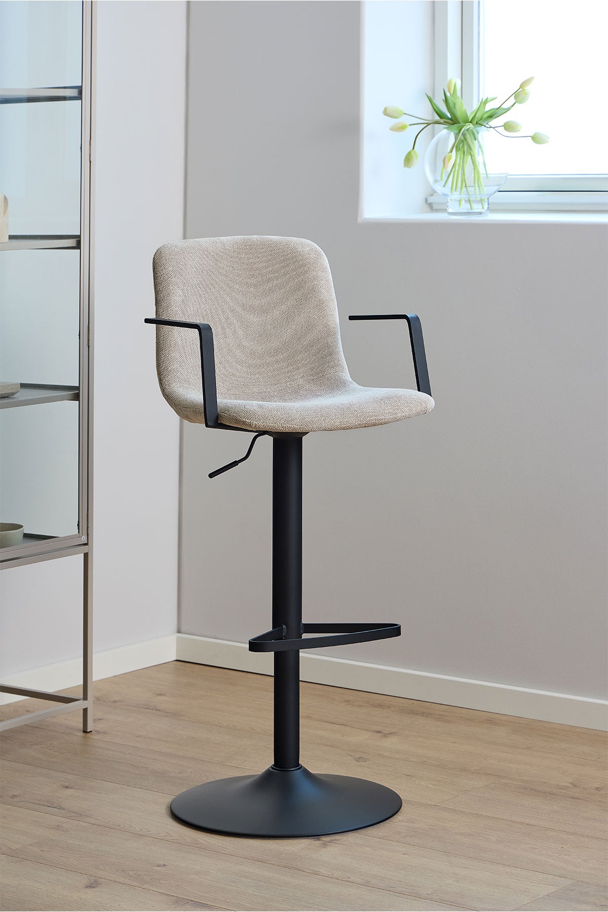 Pablo barstol i hemmamiljö med beige tapet och trägolv. 