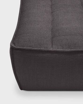 Närbild på sömmarna på N701 Soffa i tyg Dark Grey