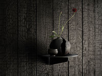 Museum Hylla NM&.045 Svart dekorerad med en röd blomma i vas