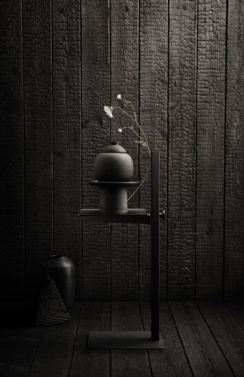 String Museum Sidobord Svart dekorerad med svart vas