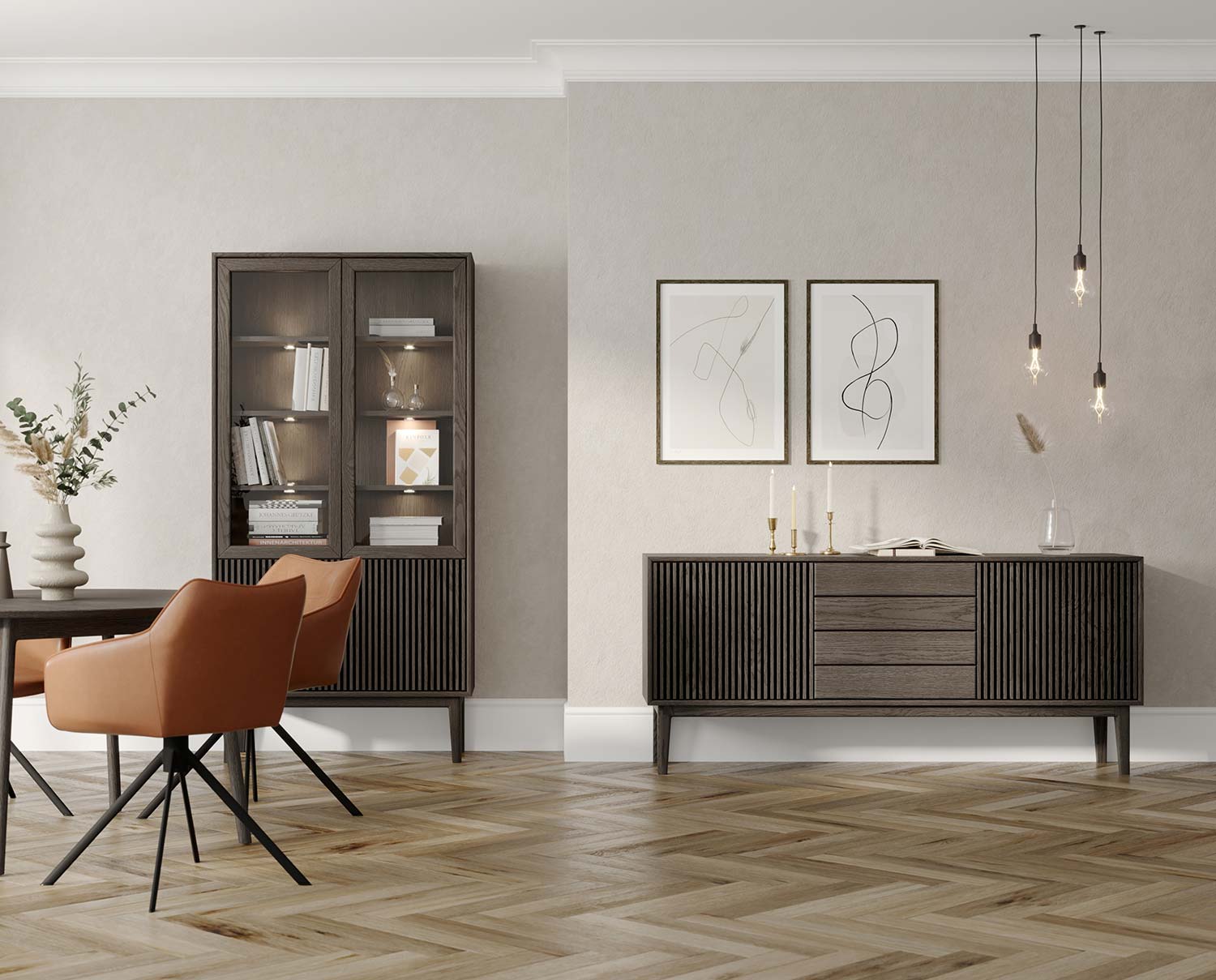 Broholm Vitrinskåp och Broholm Skänk i vardagsrum med beiga väggar och fiskbensparkett