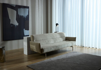 Jillis Bäddsoffa med armsötd i tyget 280 Avella Sand i ljust vardagsrum