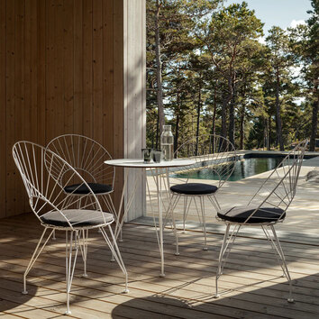 Miljöbild på Desirée, med diameter 64 centimeter.  Här visad med den tillhörande stolen Desirée. 