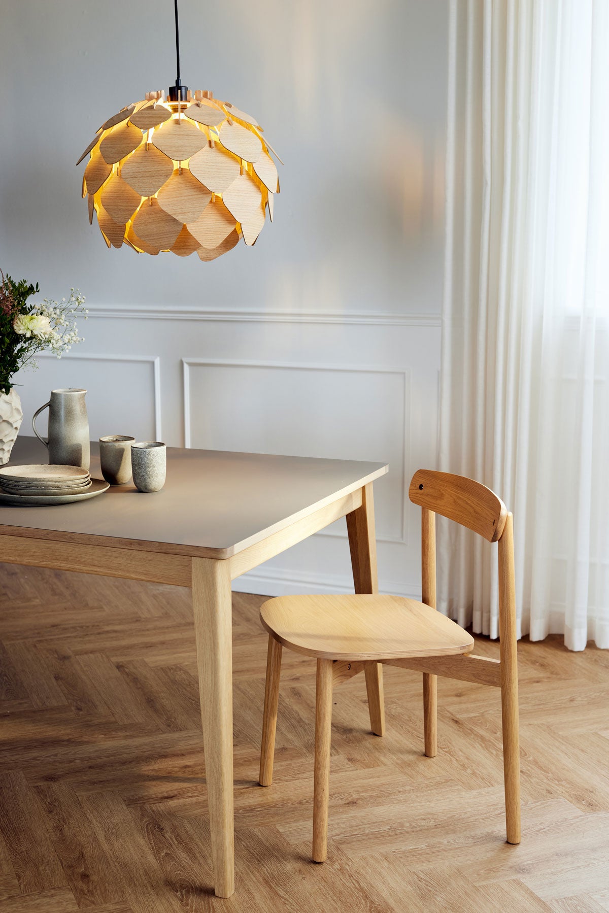 Unite stol i vitpigmenterad mattlackad ek från Andersen Furniture