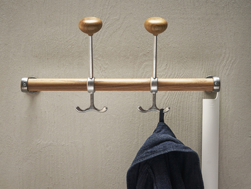 Gustav Kroklist Ek / Aluminium med ett skohorn och en hängande jacka