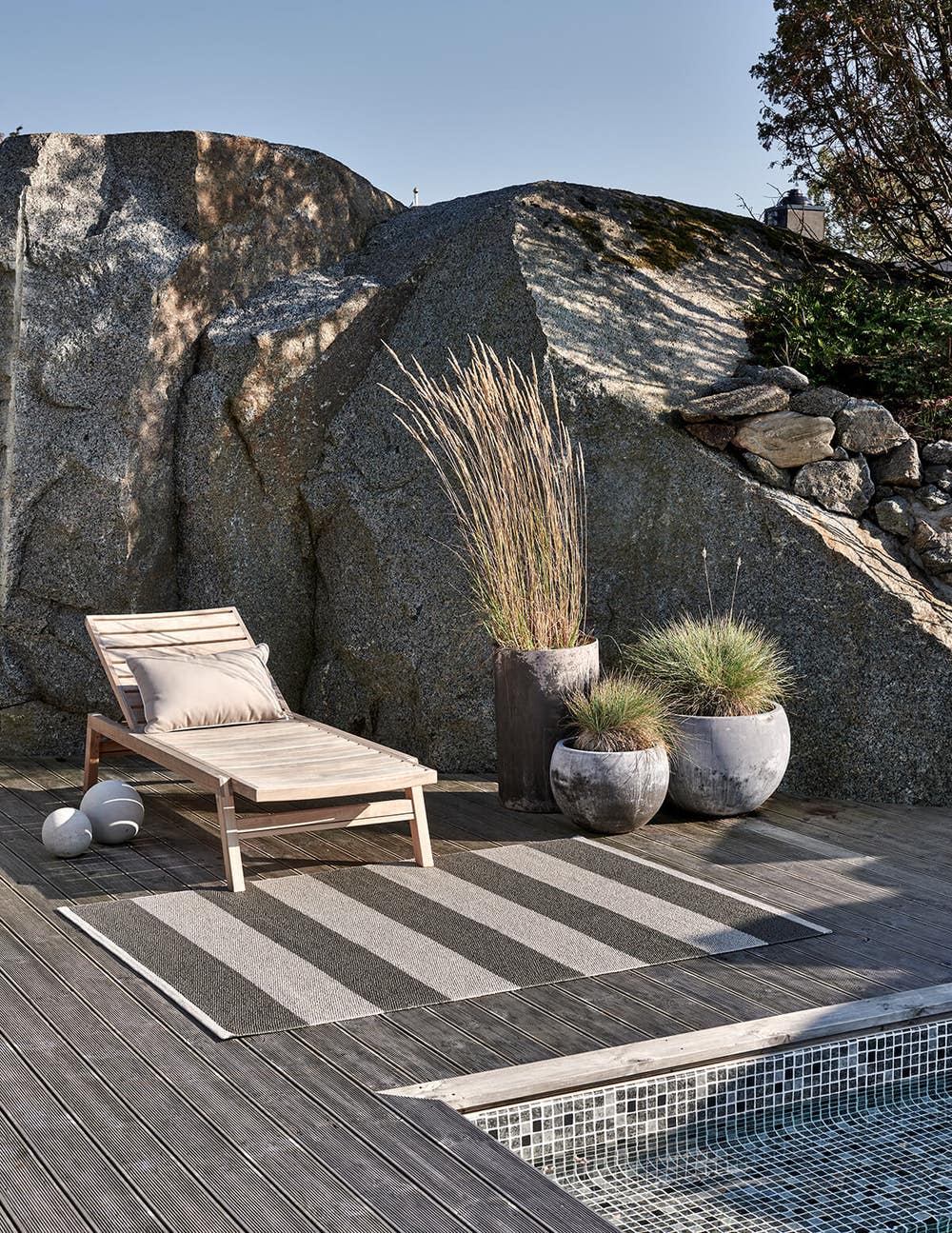 Bob-matta-charcoal-Pappelina-miljo5.jpg Bob gångmatta Charcoal i utomhusmiljö