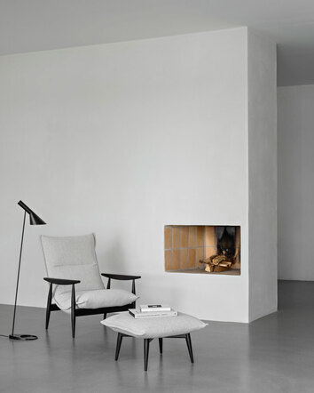 Miljöbild på fåtöljen Tao, med tillhörande fotpall. Fåtöljen är klädd i tyget Orsetto 11, med stomme i ek. 