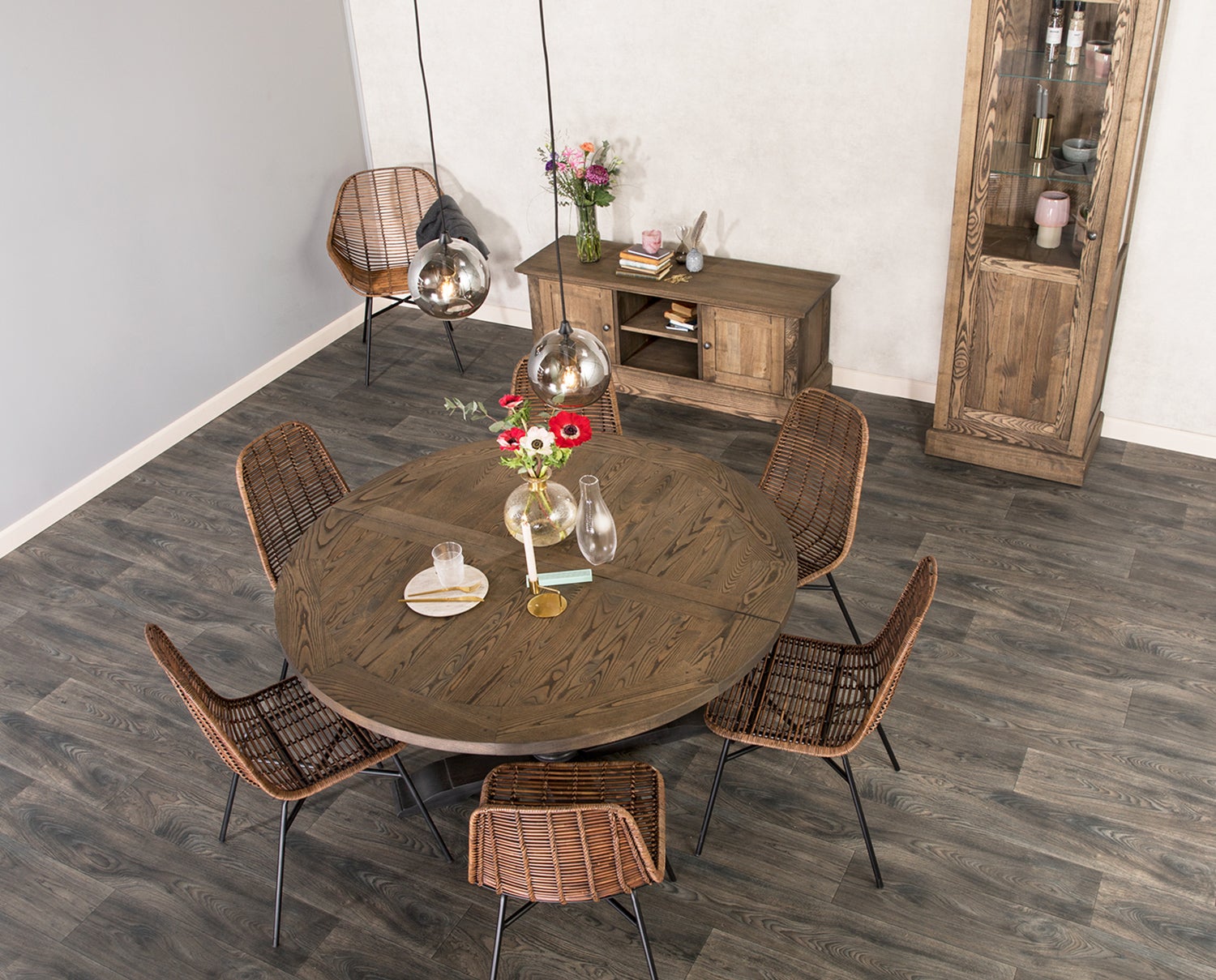 Anacona Matbord Runt med pelarben med stolar i flätad rotting