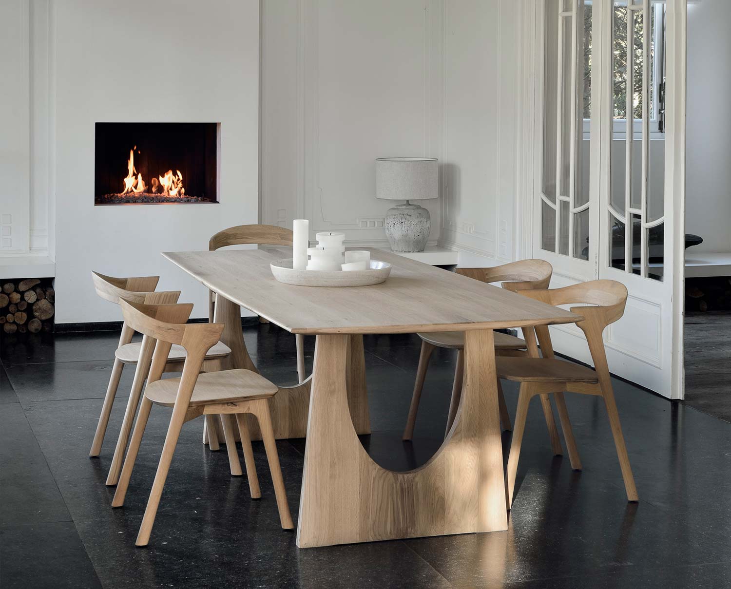 Bok Stol och Geometric Matbord i ek