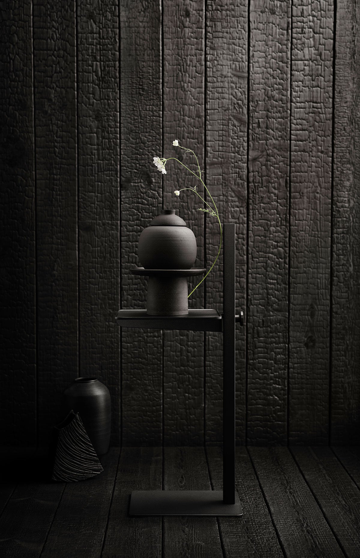 String Museum Sidobord Svart dekorerad med svart vas