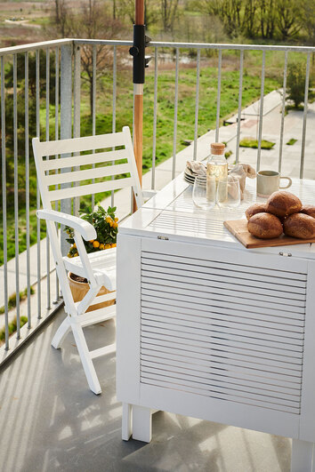 Butterfly Klaffbord i vit mahogny uppdukat med saft och bullar på balkong