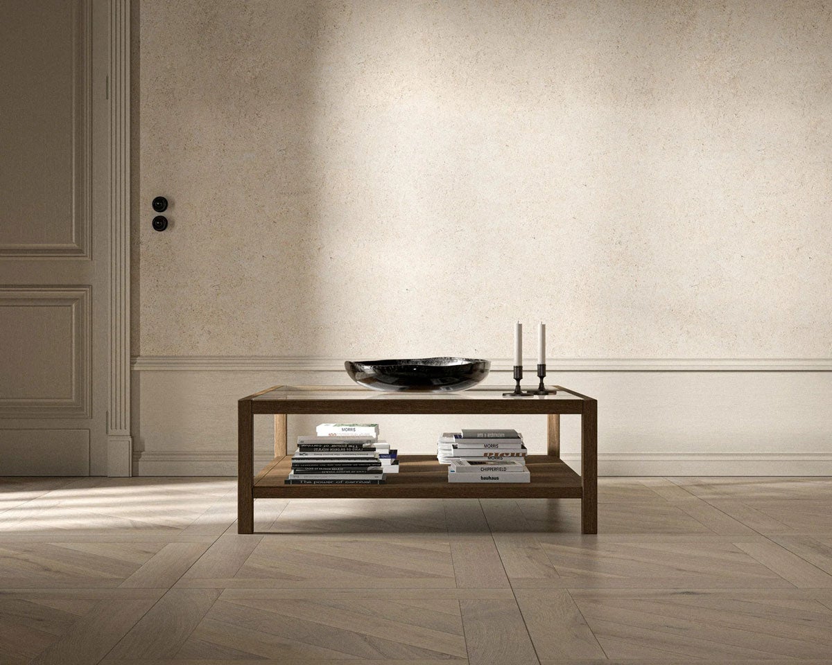 2000 Plus Soffbord i storleken 107x107 centimeter med en skål, ljusstakar och böcker