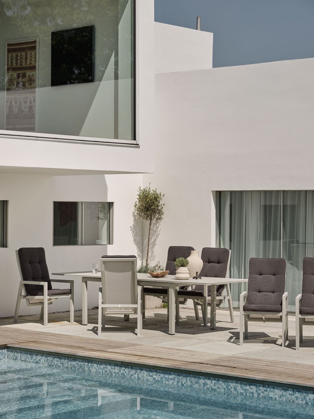 Lomma Matbord i färgen Light Grey vid poolkant utomhus