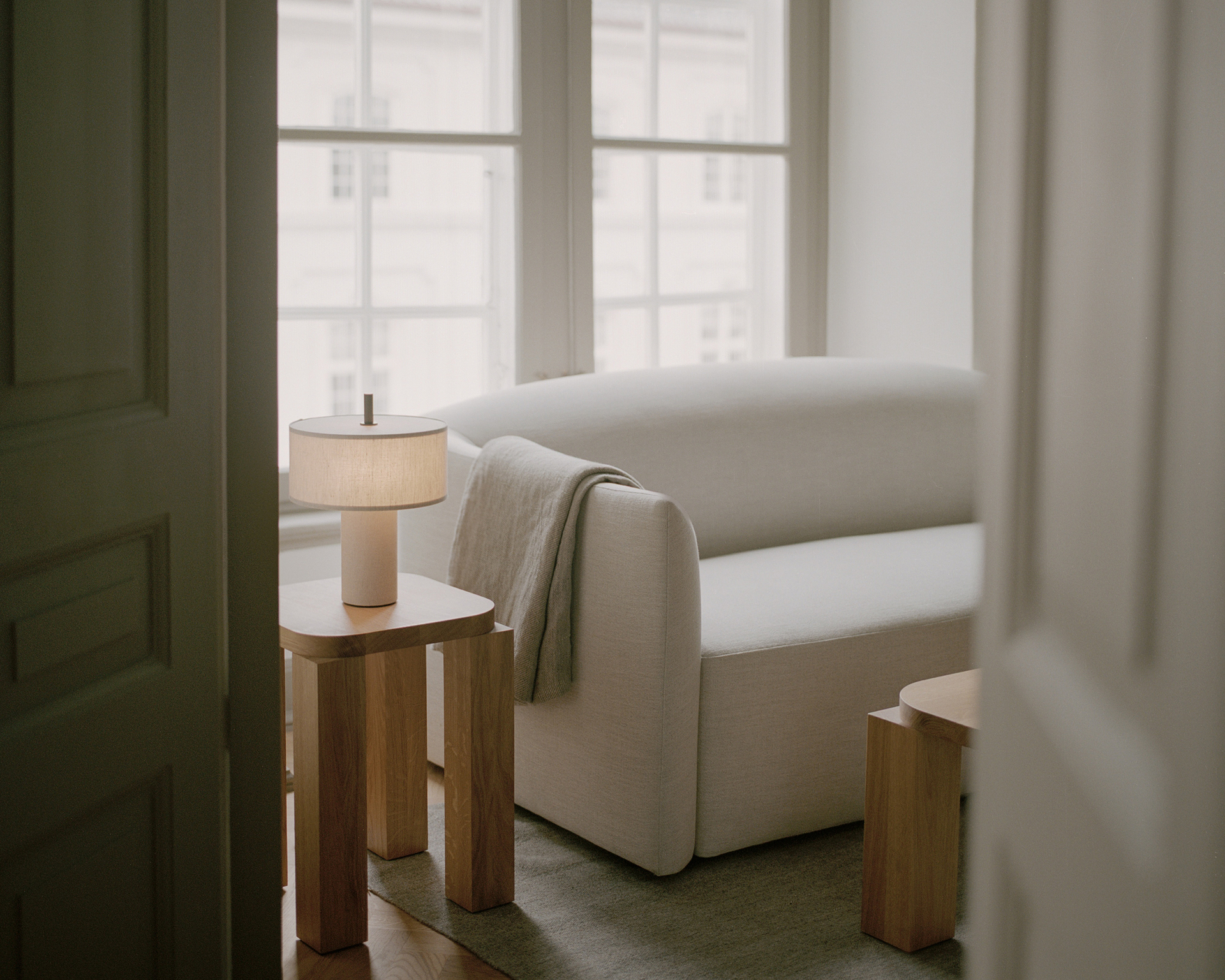 New-Works_Lifestyle_21360_Margin-Portable-Table-Lamp_Beige-Canvas.jpg New-Works_Lifestyle_21360_Margin-Portable-Table-Lamp_Beige-Canvas