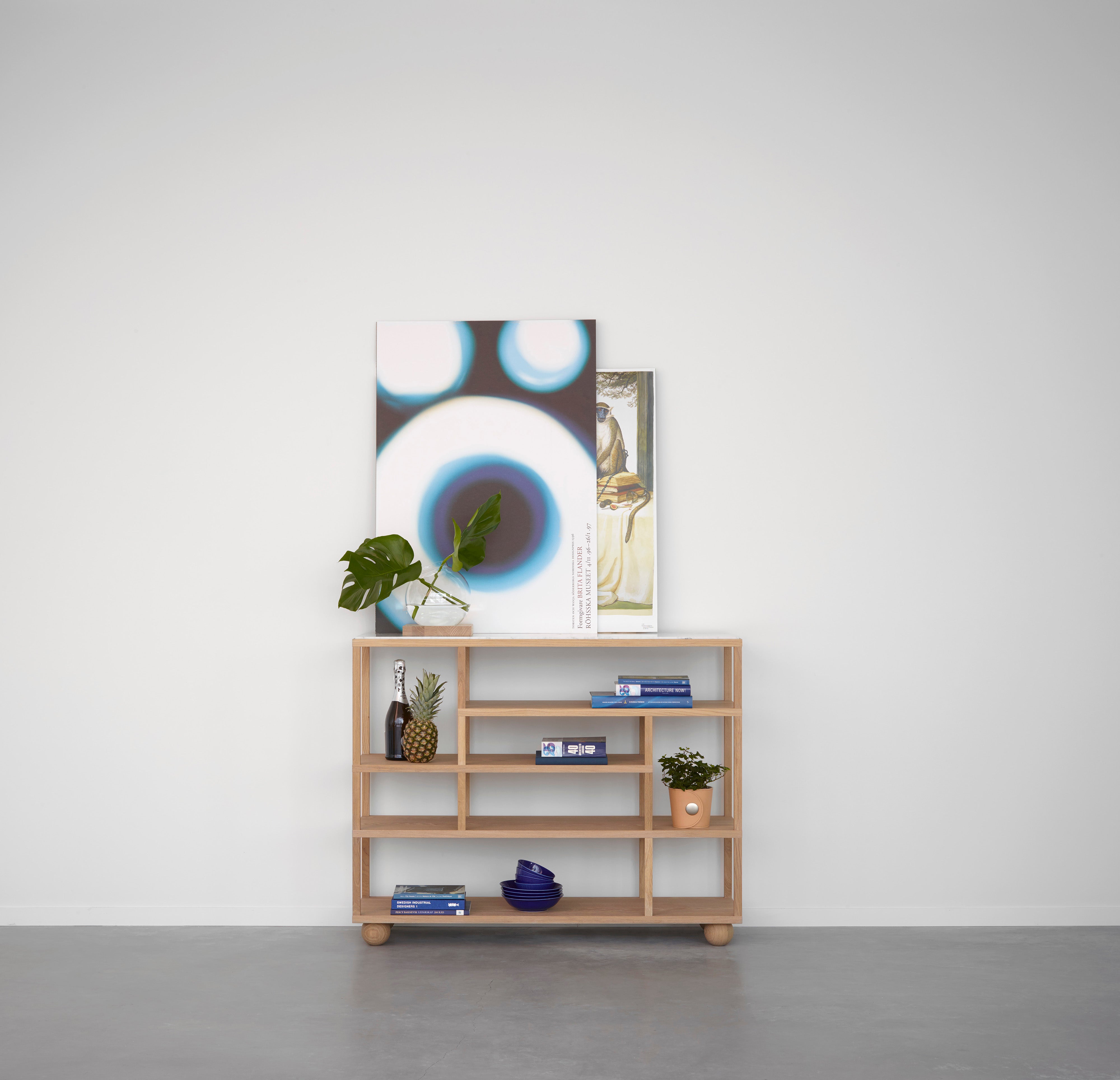 Show Hylla i oljad ek med dekorativa detaljer