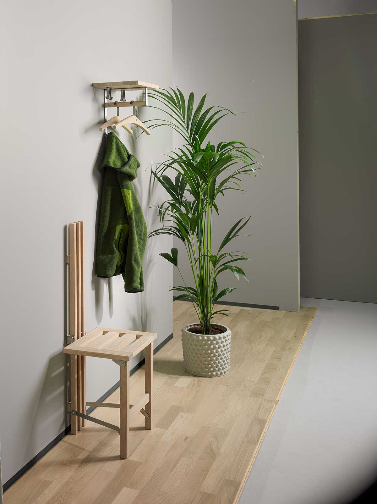 Oscarssons-Mobel-Nadja-Wall-Stool-White-Oiled-Oak-Lifestyle