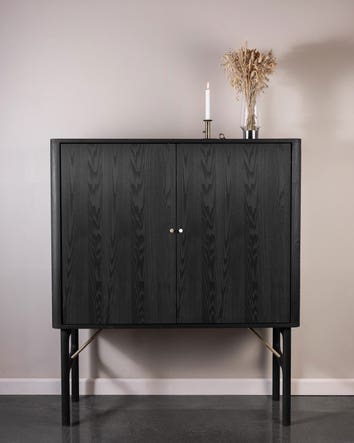 Sideboardet Ant i svartoljad ask (C14).