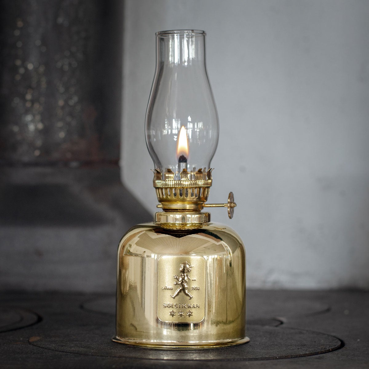 Solstickan-Fotogenlampa-Guld-Miljo_1