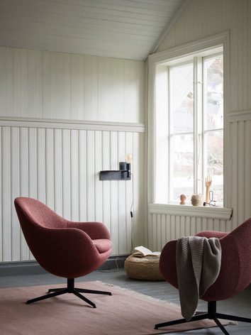 Orion Fåtölj i tyget Taffie Rose vänd mot ljust fönster