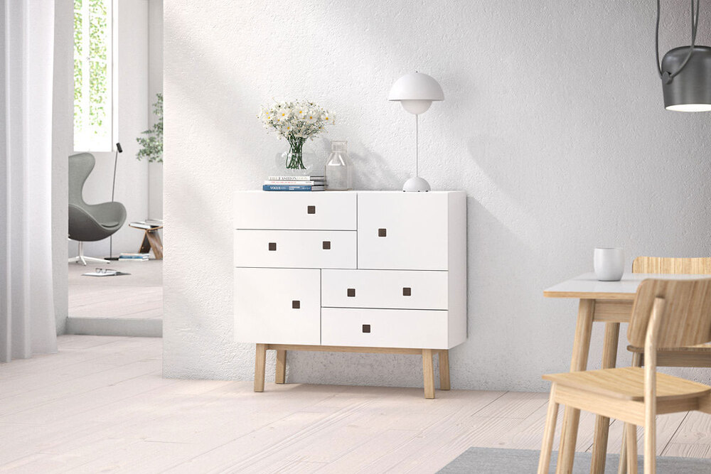 Zweed-Peep-B1-Byra-Vit-Retro-Ek-Miljo.jpg Peep B1 Byrå i färgen Vit med ben i ek med dekorativa detaljer