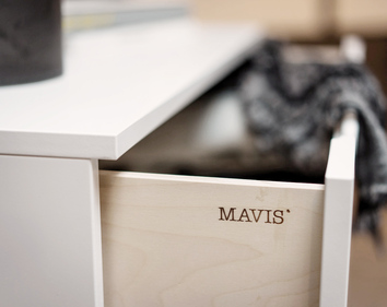 Aoko Byrå låda med "Mavis" inristat på sidan