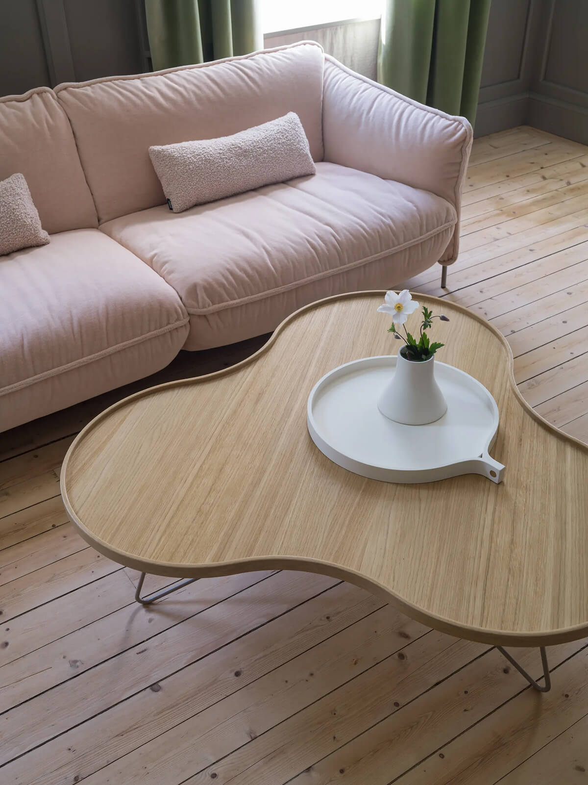 Flower soffbord bredvid Contimental soffa på ett vackert trägolv