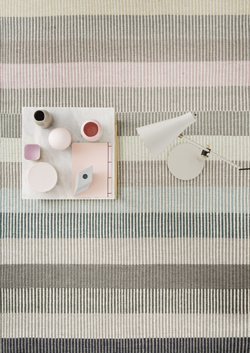 Devise Matta Pastel med kvadratiskt soffbord och vit golvlampa