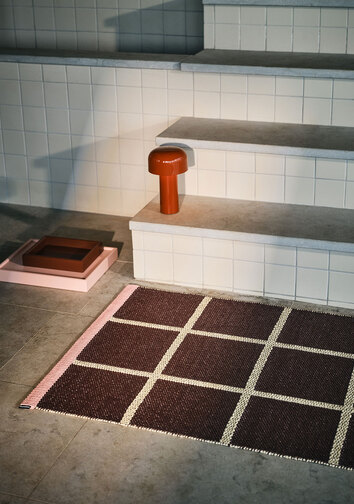 Pappelina-Criss-Pop-Runner-Burgundy-Lifestyle