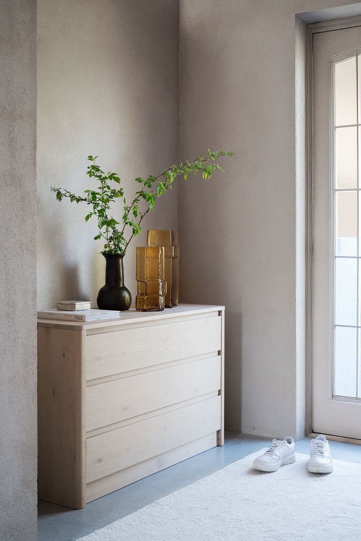 Melstone Byrå i vitpigmenterad ek i hall