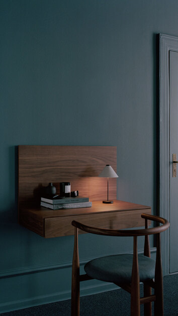 Tana Vägghängt Skrivbord Valnöt med bordslampa, böcker och doftljus