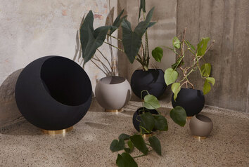 Globe Kruka från AYTM i svart och taupe med mässingsfot.