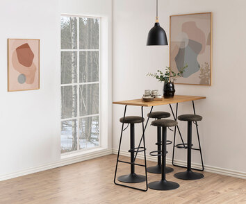 Fyra stycken Finch Barpall i tyget Preston Antracit som står runt ett rektangulärt barbord i trä. Barbordet är dekorerat med porslin och en vas.