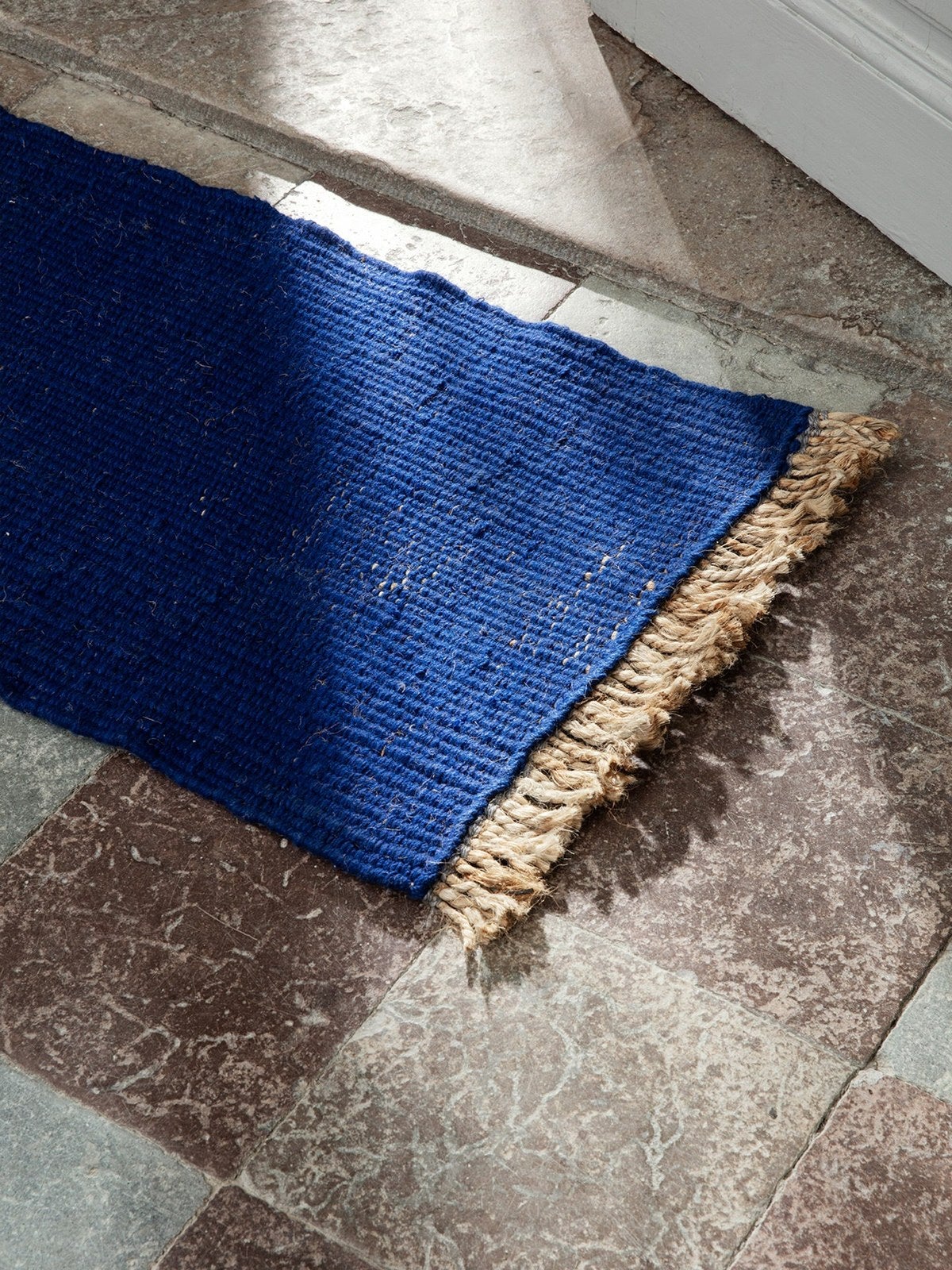 Ferm-Living-Block-Dorrmatta-50x80-Bright-Blue-Natural-miljo-1