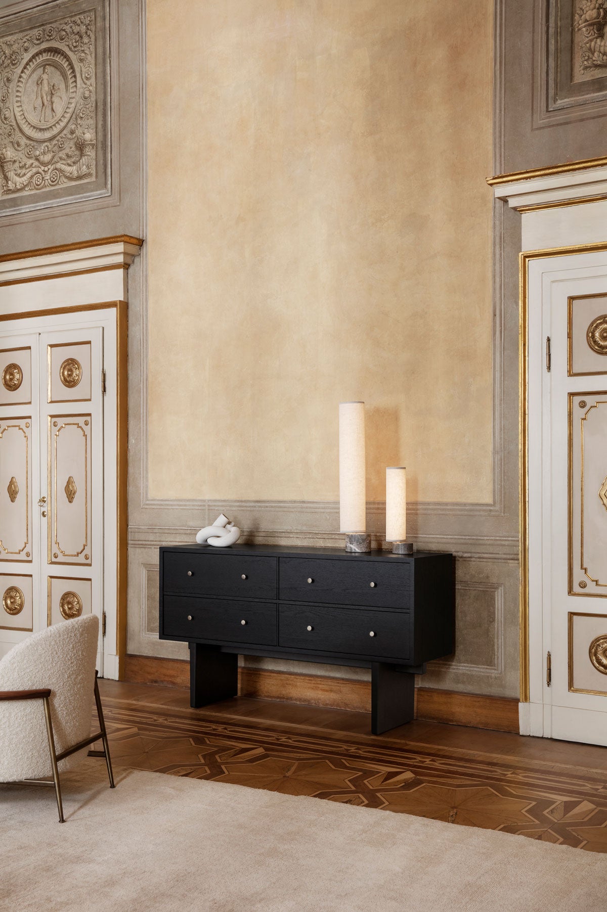 Private Sideboard Brunsvart Ek med två bordslampor och en skulptur