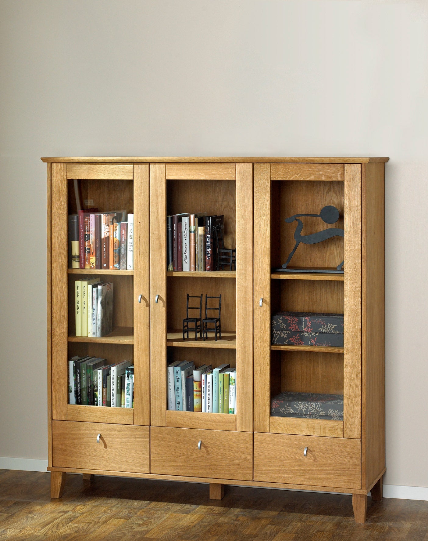 Ekliden Vitrinskåp 3-dörrar fyllt med böcker och skulpturer