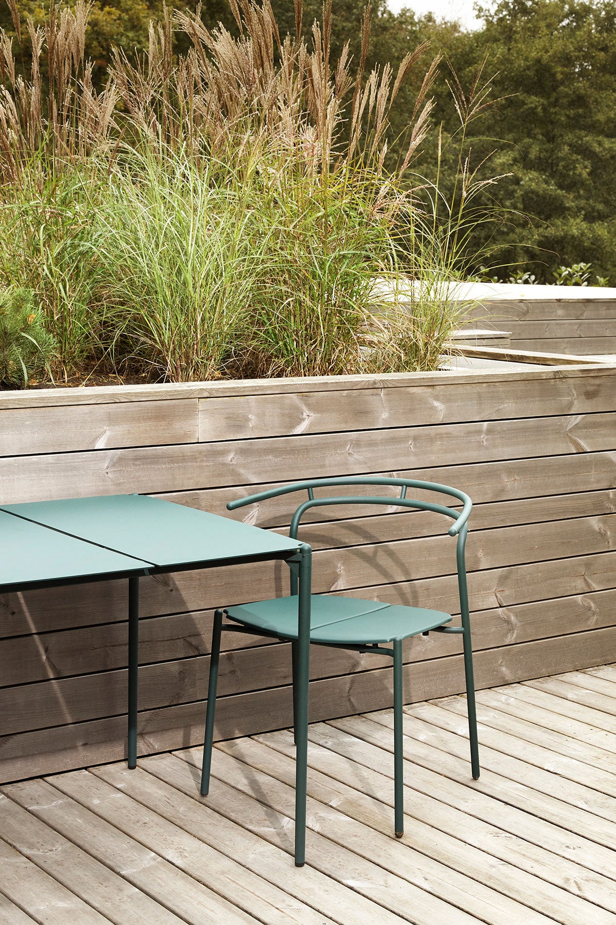 Novo Stol och Novo Bord 80x80 i färgen Forest på trädäck utomhus