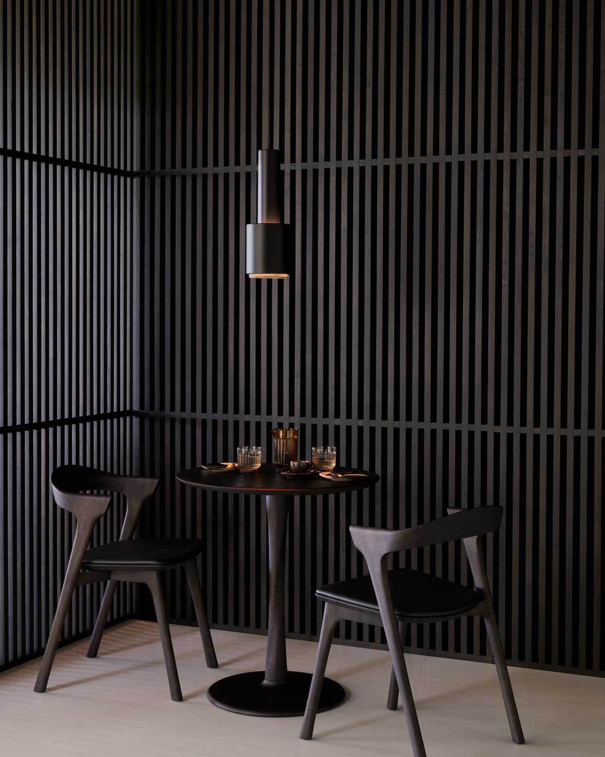 Ethnicraft-Torsion-Dining-Table-D70-Brown-Oak-Lifestyle