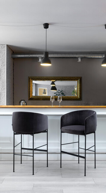 Miljöbild på barstolen Bonnet. Barstolen är klädd i tyget Opera 02.