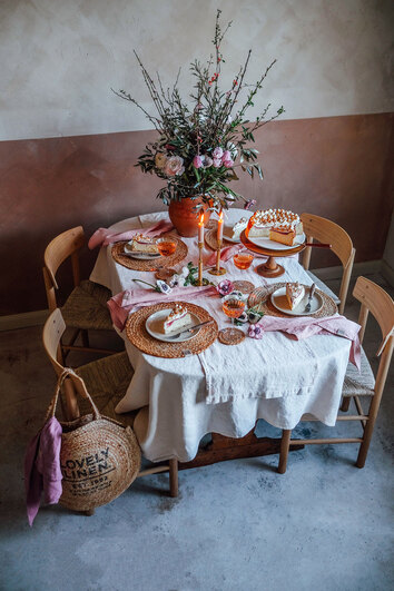 Misty Bordsduk i färgen Cloud på bord med färgglad dukning