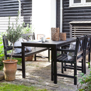 Miljöbild på bordet Rosenborg, i matt svart mahogny. Bilden visar även stolen, och bänken, Rosenborg i matt svart mahogny. 