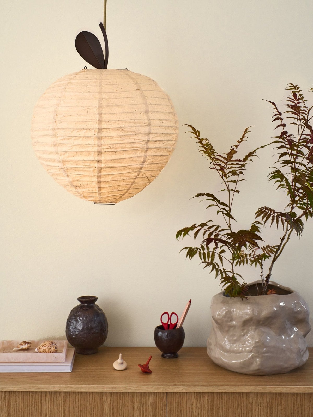 Ferm-Living-Apple-Lampskarm-Natural-miljo-1