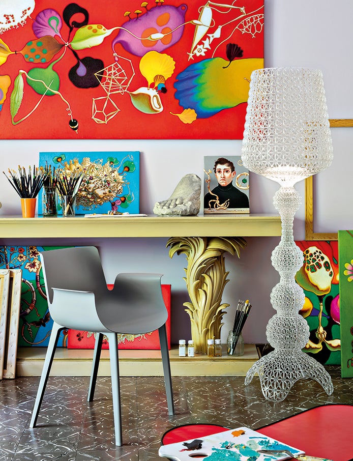 Piuma Stol Grå och Kabuki Golvlampa i ett färgglatt inrett rum
