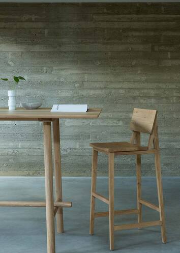 N4 Barstol i lackad ek vid barbord