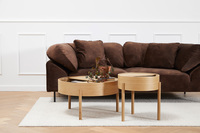 Arc Soffbord och Sidobord i oljad ek på ullmatta framför brun soffa