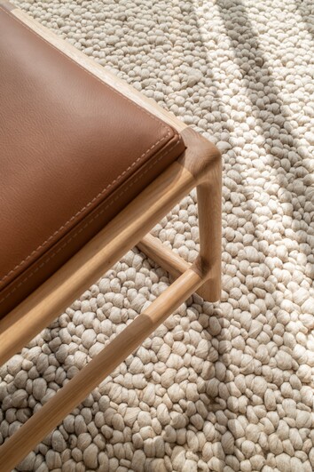 dedo-footstool-oak-white-1015-dakar-leather-whisky-2732-00-01-gazzda