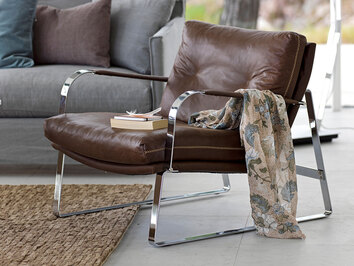 Conform-Shabby-Chair-Chrome-Leather-Lifestyle