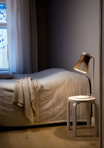 Petite 4620 Bordslampa Valnöt på sängbord bredvid bäddad säng i sovrum